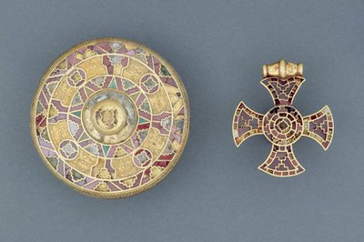 صليب مرصع بالجواهر ، من Ixworth ، Suffolk ؛ وبروش قرص مرصع بالجواهر ، من Sarre و Kent و Anglo-Saxon (الذهب والفضة والعقيق والصدف) بواسطة الأنجلو ساكسون